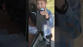 посадил сына за руль. 