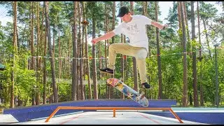 Скейт площадка в парке 