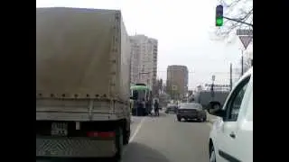 Толкают трамвай в Харькове