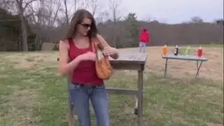 Девушка испытывает оружие