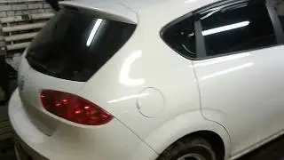 disassembly of the front door trim panel on SEAT Leon
