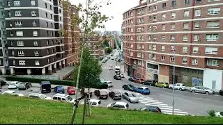 Mirar cómo se ve Gijón desde el parque de los pirecones