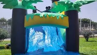 JUGANDO CON MI PRIMO EN LOS INFLABLES DE AGUA