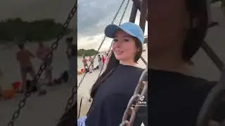 показала трусики