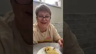 Традиционное пасхальное утро. Мама доедает куличи без посыпки.