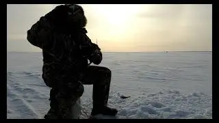 PEIPSI JÄÄPÜÜK / ICEFISHING LAKE PEIPUS / ICEFISHING IN ESTONIA