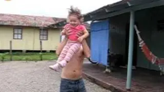 PAI BRINCANDO DE BOLA COM A FILHA