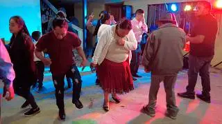 Bailando con Joselito Lopez Jr. hasta la madrugada en la comunidad de Agüilán