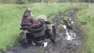 Мотоцикл Урал по жуткой грязи