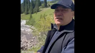 Садыр Жапаров убирает мусор на природе