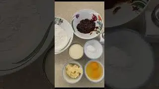 Быстрый мягкий рулет на сгущенном молоке с джемом
