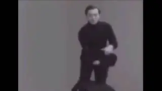 Сергей Безруков сел на перевёрнутый стул