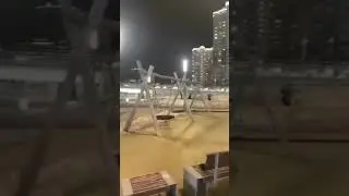 Люди спасаются бегством после терракта в Крокус холле, Москва