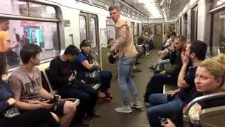 Социальный эксперимент - лопаю шарик в общественном месте #shorts