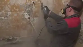 Делаю штробы чтобы утопить трубы в стену