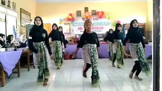 Sanggar Tari Jatayu Perahu Layar dalam rangka pelepasan siswa siswi SD 1 Kuwukan
