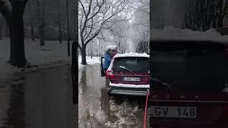 Paveicās tieši peļķē