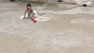 Bayi monyet lucu lagi bermain lato lato