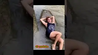 Tante lagi baring santuy disungai