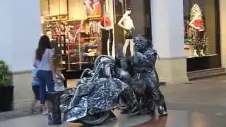 칸쿤 쇼핑몰 : 괴물 오토바이 탄 사람