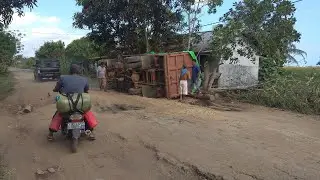 Mobil terbalik di jalan sungai'jawi ketapang /jalan rusak di sungai'jawi  memakan korban