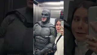 Te encuentras a Batman en el ascensor :D