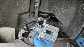 Wymiana zacisku tylnego A6 C5 i jak nie wpuszczać brudnego płynu w układ.