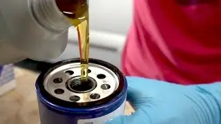 Why do THEY pour OIL into the filter before installing it..?