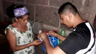Entrega de Viveres a la "Santito" ayuda por parte de Ronaldo & Abby Castillo en USA.