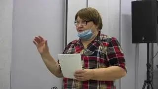 Галина Ключникова читает свои стихи на занятии ЛИТО 
