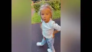 Дочь Нюши - Серафима катается с горки на детской площадке