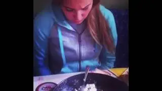 Татар бабуля, составляет внучку кушать.
