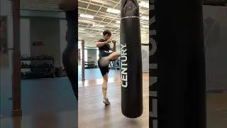 Roundhouse to Clinch/Close Distance - #martialarts #taekwondo #karate #kickboxing #muaythai #mma
