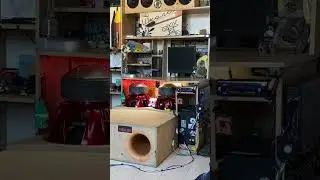 Ульты раскачали комнату #урал #автозвукдома #subwoofer #uralsound #bass #автозвук #автозвукболезнь