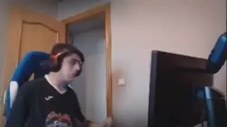 Óscar al darse cuenta que perdio su novio y que lo humillaron