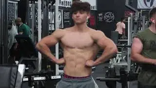 18 YEARS OLD BODYBUILDING POSES