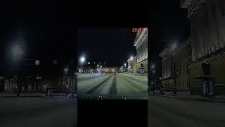 Бросается под колёса на Дворцовой площади!
