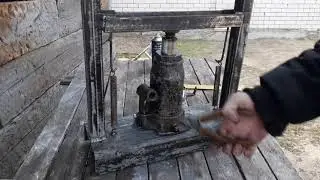 самодельный пресс из гидравлического домкрата.