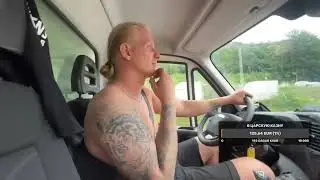 Белоснежка едет на грузовике