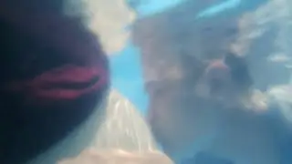 Cium perut bumil di dalam air