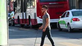 ¿AYUDARÍAS A CRUZAR LA CALLE A UN CIEGO? - Experimento Social