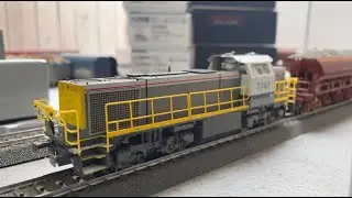 Série 77 tractant un convoi de wagons trémies