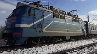 ВЛ40у с пассажирским поездом на большой скорости