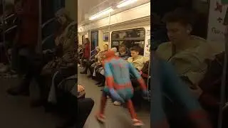 Человек-паук в московском метро.