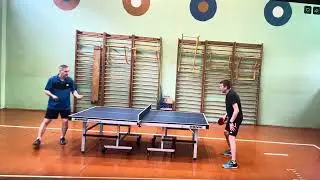 Настольный теннис , игра в основном гладкой ( игрок в черной футболке) В синей футболке - шипы