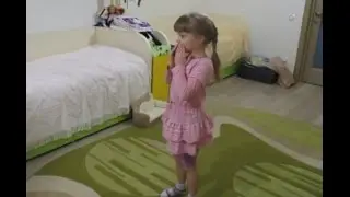 ДУРАЧИМСЯ! БЬЁМ ЕЛОЧНЫЕ ИГРУШКИ! МАМА БУДЕТ В ШОКЕ )))