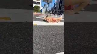 Clonando uma Mulher em uma Faixa de Pedestre 🧑‍🔬🧬