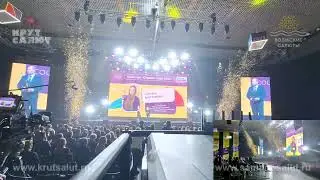 Мощные залпы конфетти на церемонии 