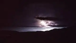 Rayos en la oscuridad.