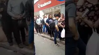 Povo faz fila  para comprar camisas personalizadas